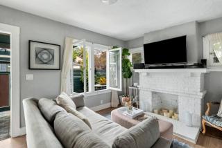 Coastal Charm Gated Venice Bungalow - Los Angeles - 1