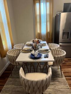 558) Massive 4 bedroom in a great neighborhood - Milwaukee - 0
