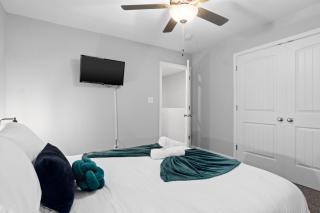 Modern Comforts in Clarksville - 8