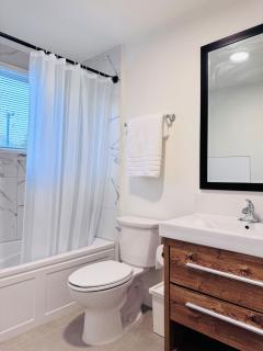 Charming Queen Bedroom Vancouver West - Vancouver - 2