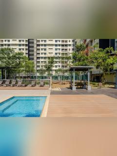 Elegant Pool View Condo With Family Comfort and Full Amenities - Petaling Jaya - 4