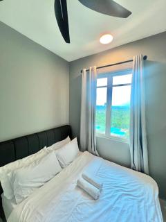 Elegant Pool View Condo With Family Comfort and Full Amenities - Petaling Jaya - 3