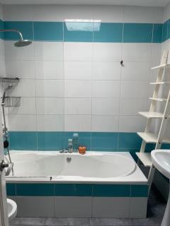 Double room with private bathroom in shared home with distant sea view - 2