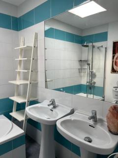 Double room with private bathroom in shared home with distant sea view - 3
