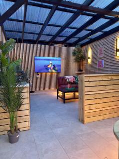 Stylish City Centre Hideaway & Private Hot Tub - Galway - 9