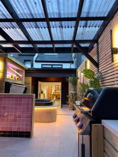 Stylish City Centre Hideaway & Private Hot Tub - Galway - 0
