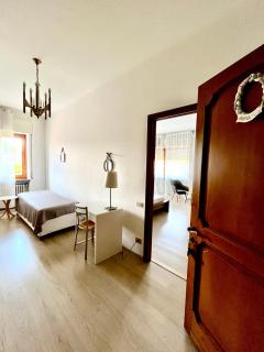 Bella Vita Guesthouse -parcheggio privato interno - Arona - 4