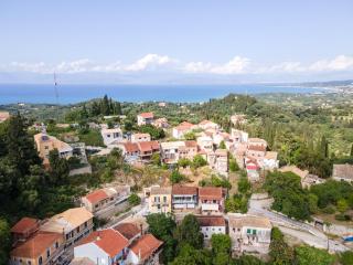 Cozy 2 Bedrooms Apartment on the Hill w/Netflix - Karousádes - 5