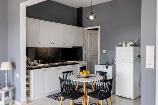 Cozy 2 Bedrooms Apartment on the Hill w/Netflix - Karousádes - 9