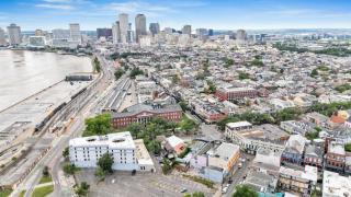 Chic Getaway Across From French Quarter - 1