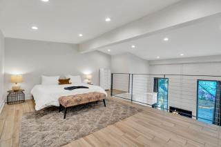 Chic Getaway Across From French Quarter - 9