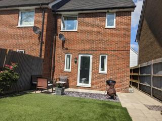 Entire 3 bed home Sleeps 6, WiFi, 2 Parking Spaces - Milton Keynes - 7