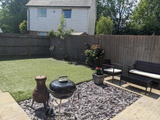 Entire 3 bed home Sleeps 6, WiFi, 2 Parking Spaces - Milton Keynes - 9