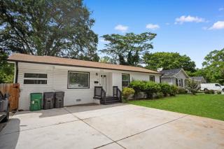 3BD Near DT | BBQ, Backyard Games & Outdoor Dining - Charlotte - 1