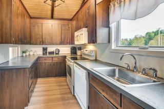 Newcomb Retreat with Mountain Views and Fire Pit! - Newcomb - 4