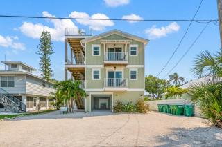 Family Tides - 2 Homes in 1 Steps to Beach w Rooftop Views Heated Pool Close to Bridge St - Bradenton Beach - 8
