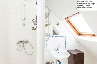 Room in apartment with view of the Eiffel Tower - Paris - 4