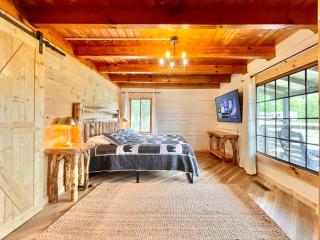 Modern lake side nest• HOTUB Fenced YARD king beds - Sevierville - 9