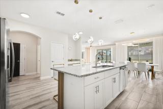 6 Bedrooms 5 Bathrooms Storey Lake 4792 Kc - 1