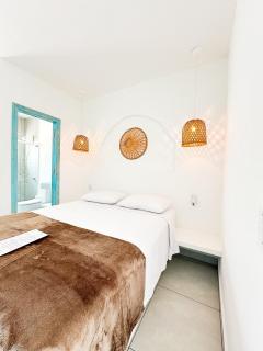 Quarto com Cozinha | Roupa de Cama e Banho - São Sebastião - 0