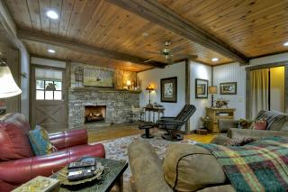 Fireside Bluff - Relax around the fire with lush views - Mineral Bluff - 6