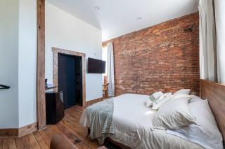 ADA Suite - Room 6 - - 9