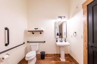 ADA Suite - Room 6 - 8