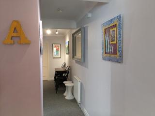 Eclectic Beach Basement - Brighton & Hove - 2