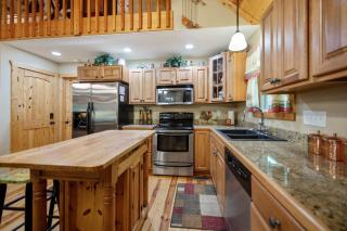 Dragons Den Cabin - Coosawatte Resort with Amenities - Ellijay - 4