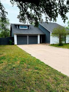 Spacious 4BR w Fenced Yard - Round Rock - 4