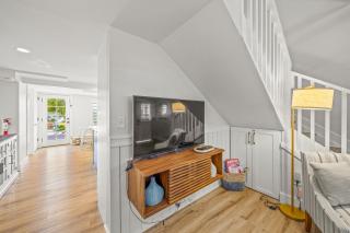 Coconut Lagoon - Lovely Historic Renovated Cottage wHuge Heated Pool Backyard OasisCabanaBar - Anna Maria - 4