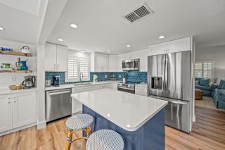 Coconut Lagoon - Lovely Historic Renovated Cottage wHuge Heated Pool Backyard OasisCabanaBar - Anna Maria - 3