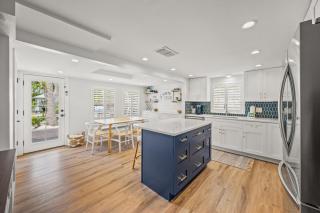 Coconut Lagoon - Lovely Historic Renovated Cottage wHuge Heated Pool Backyard OasisCabanaBar - Anna Maria - 1