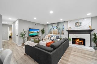 Entire Luxury 3-Bedroom House with Hot Tub, Garage, King Bed, Available Now - Spring Valley - 8