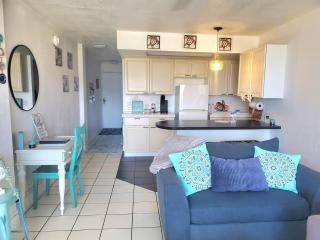 Beachside Bliss Ocean-View Condo with Pool and Private Beach Access Perfect for Families and Couples - 2