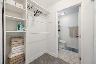 Modern Downtown Escape Sleeps 10 - Sacramento - 7