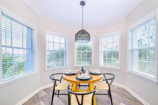 Cozy 2BR Condo - Private Balcony - Near Disney - Orlando - 1