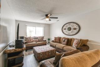 9 Mi to Moody AFB: Newly Updated Condo Near Dining - 0