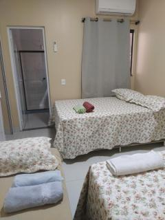 Churrasqueira e Casa privativa, Acesse os 2 quartos com 2 ar e banheiros se reservar 4 ou mais hóspedes, até 6 camas e tem pátio, roupa de cama, portão eletrônico e Desconta duração! Entrada padrão 15h adiante, inclusive à noite - Projeto Suíte Sorriso - Sorriso - 9