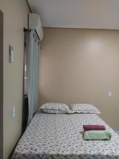 Check-in AUTÔNOMO, churrasqueira em Casa! Acesse 2ar, 2q,2B, pague 4 ou mais hóspedes, até 7 camas e tem pátio, garagem, roupa de cama, máquina de lavar roupas, portão eletrônico, todos privativos! Desconta duração! Entrada 15h adiante, inclusive madruga - 7