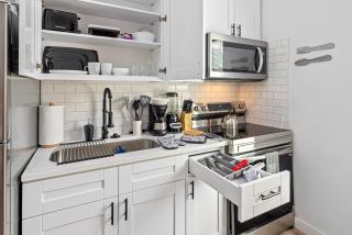 Apt Near Downtown Desk Wifi Tvs Games Pets - Houston - 3