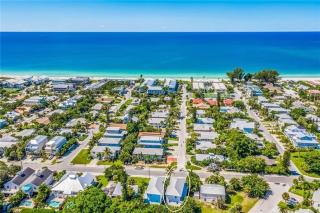 Blue Haven Beach House - Peek at Gulf Heated Pool Elevator 4 Min Walk to Beach Games - Holmes Beach - 8