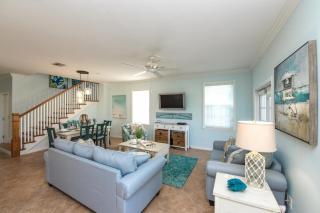 Blue Haven Beach House - Peek at Gulf Heated Pool Elevator 4 Min Walk to Beach Games - Holmes Beach - 6