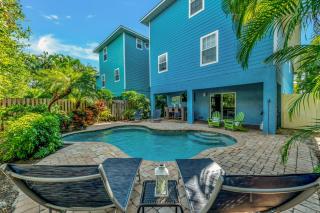 Blue Haven Beach House - Peek at Gulf Heated Pool Elevator 4 Min Walk to Beach Games - Holmes Beach - 5