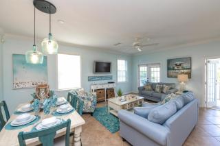 Blue Haven Beach House - Peek at Gulf Heated Pool Elevator 4 Min Walk to Beach Games - Holmes Beach - 4