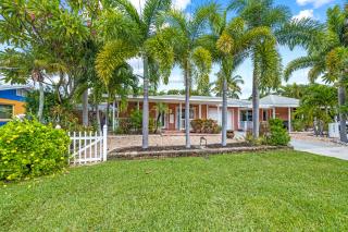 On Turtle Time - Beautifully Updated wHeated Pool Covered Porches Beach Gear Walk to Beach - Anna Maria - 9