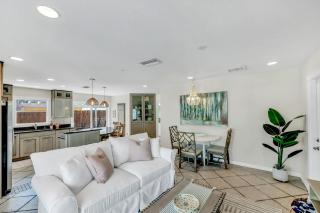 On Turtle Time - Beautifully Updated wHeated Pool Covered Porches Beach Gear Walk to Beach - Anna Maria - 6