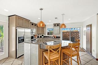 On Turtle Time - Beautifully Updated wHeated Pool Covered Porches Beach Gear Walk to Beach - Anna Maria - 1