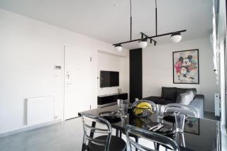 Black & White 2BR Apt steps from Mavili Square - Atene - 4