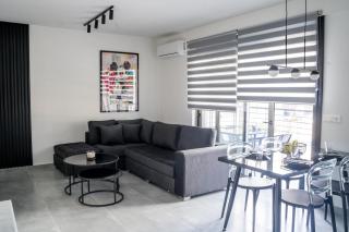 Black & White 2BR Apt steps from Mavili Square - Atene - 9